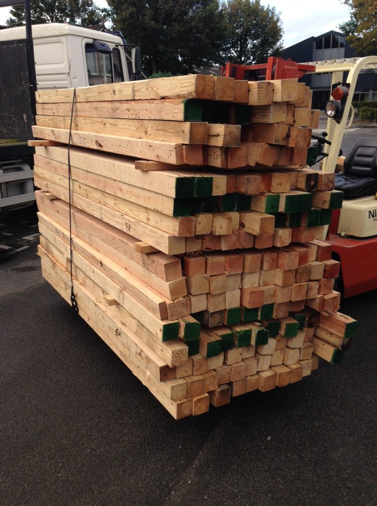 Belang ga verder teksten Grenen balken 9x9x240 cm (gebruikt) - Bouwmaterialen Schijndel - Groot  assortiment sloophout en gebruikt hout