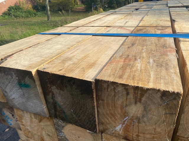 Ruwe olie Octrooi Aantrekkingskracht Unieke gebruikte balken 30 x 30 x 300 cm - Bouwmaterialen Schijndel - Groot  assortiment sloophout en gebruikt hout