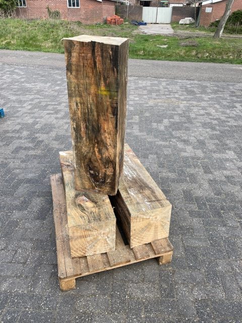 Unieke houten zuilen te - Bouwmaterialen Schijndel - Groot sloophout en gebruikt hout